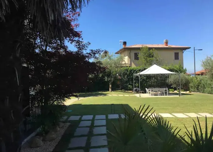 Villa Con Ampio Giardino Esterno E Piscina Condominiale