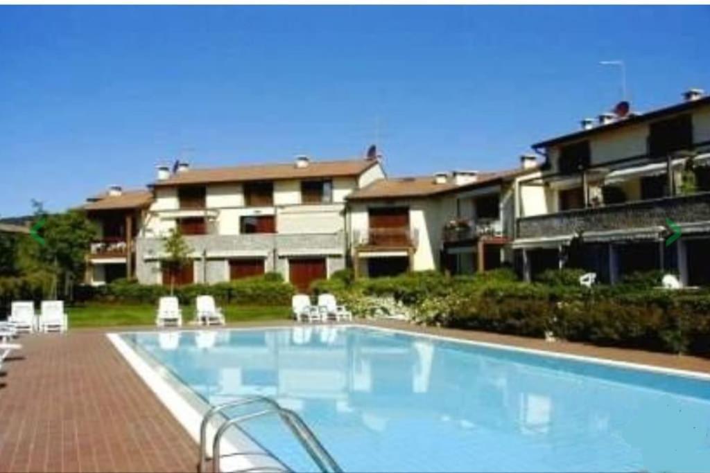 Con Ampio Giardino Esterno E Piscina Condominiale * Garda (Verona)