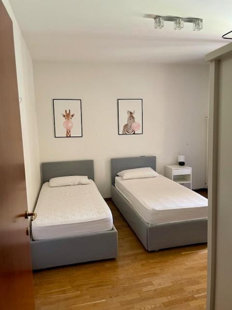 Con Ampio Giardino Esterno E Piscina Condominiale * Garda (Verona)