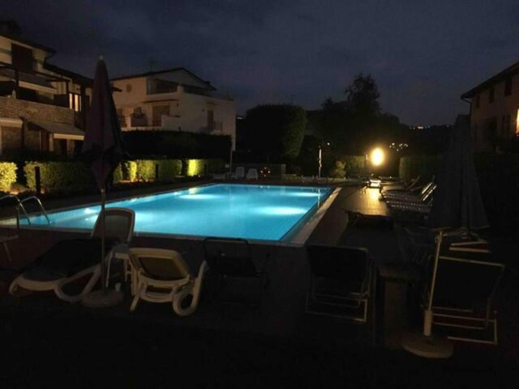 Con Ampio Giardino Esterno E Piscina Condominiale * Garda (Verona)