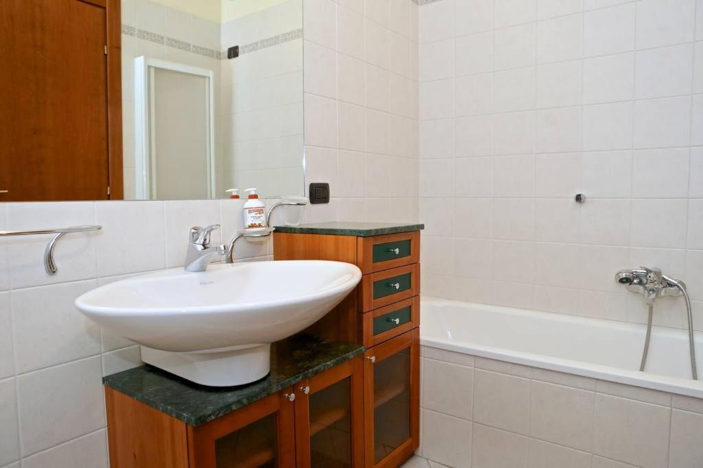 Con Ampio Giardino Esterno E Piscina Condominiale * Garda (Verona)