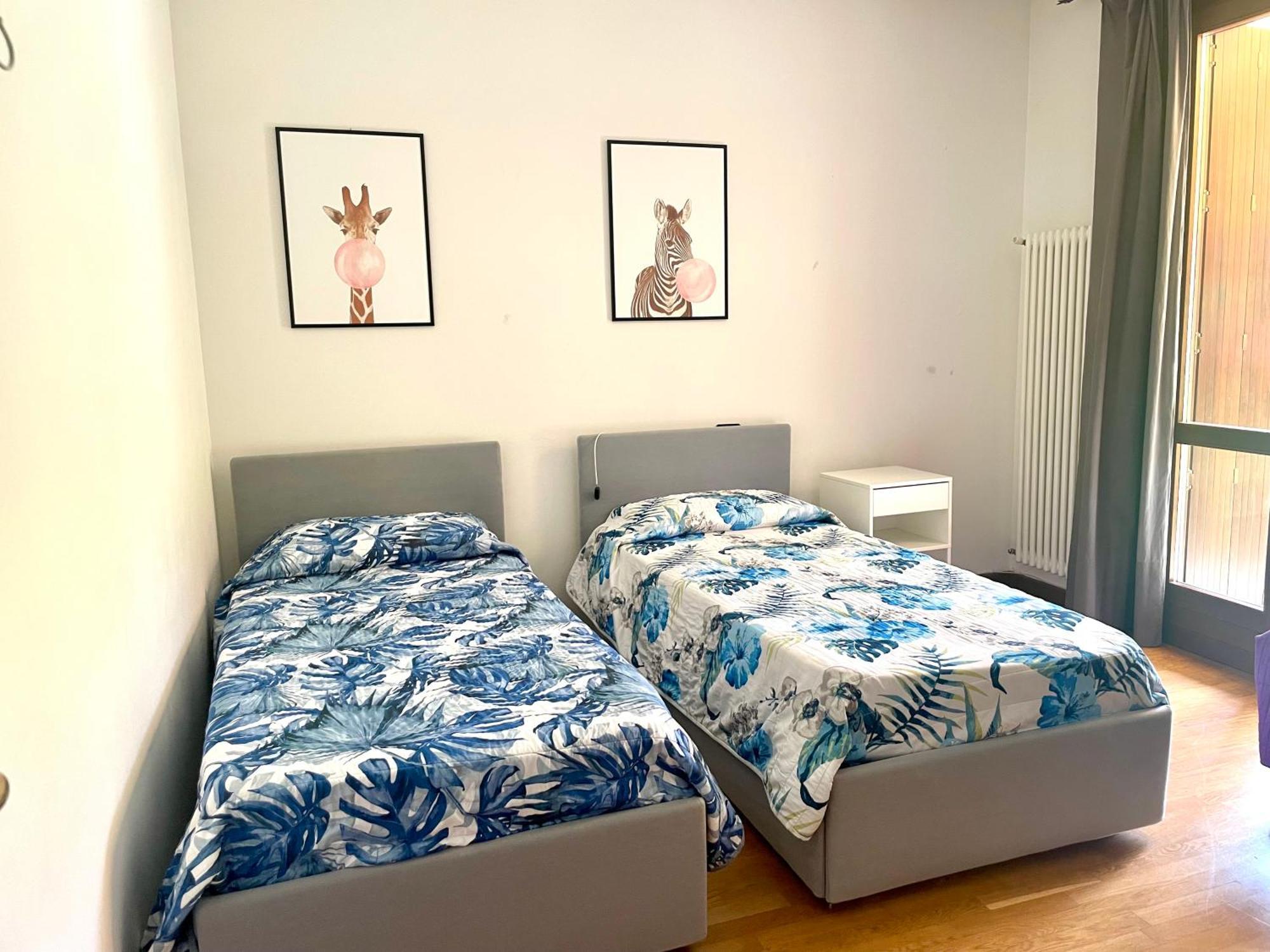 Con Ampio Giardino Esterno E Piscina Condominiale Hébergement de vacances Garde
